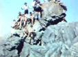 Scouts grimpés sur un rocher